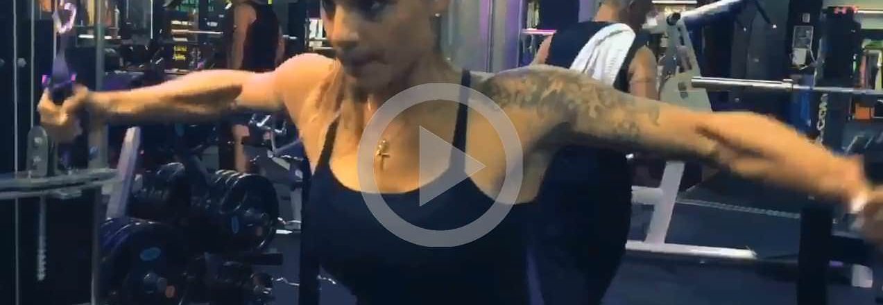 Brust & Trizeps mit TRAINSANE GIRL Bikini-Athletin Nadja