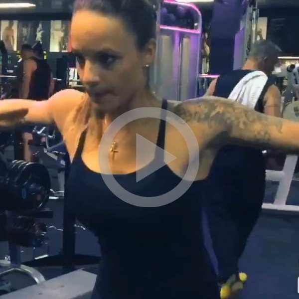 Brust & Trizeps mit TRAINSANE GIRL Bikini-Athletin Nadja