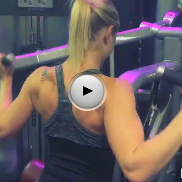 Rückentraining mit TRAINSANE GIRL Bikini-Athletin Alina