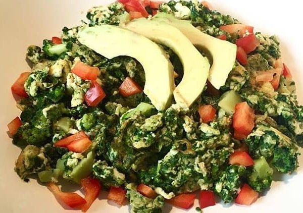 Rührei mit Spinat und Paprika